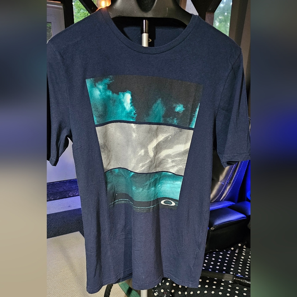 Oakley adult Small tshirt